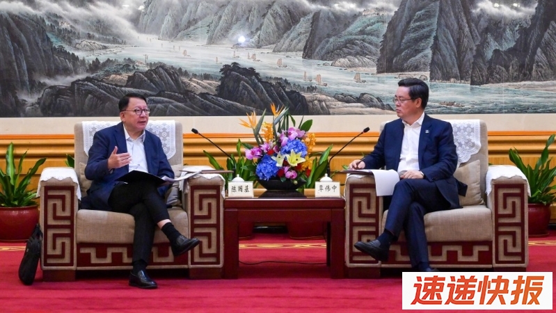 陈国基（左）今日上午到访深圳，与深圳市市长覃伟中（右）会面，就进一步加强香港与内地口岸部门的沟通协调交换意见。